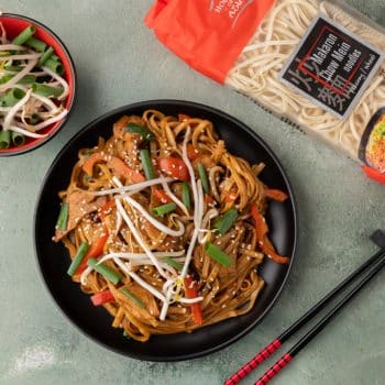 Makaron chow mein z kurczakiem