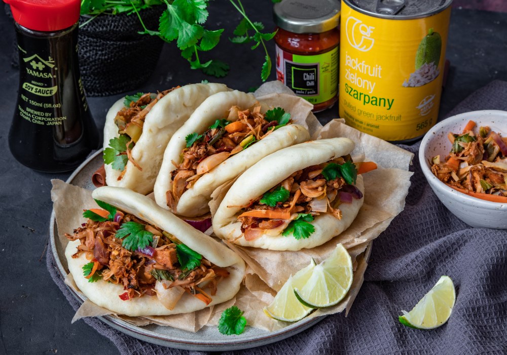 Bułeczki bao bao z szarpanym jackfruitem i pastą chili