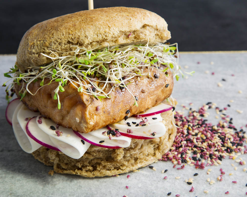 Burger z łososiem i sosem teriyaki