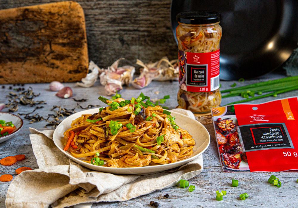 Chow Mein z kurczakiem w paście miodowo-czosnkowej