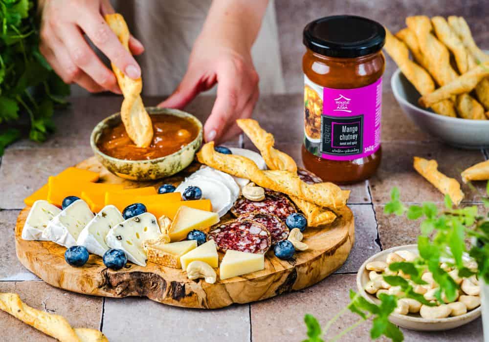 Deska serów z sosem Mango Chutney