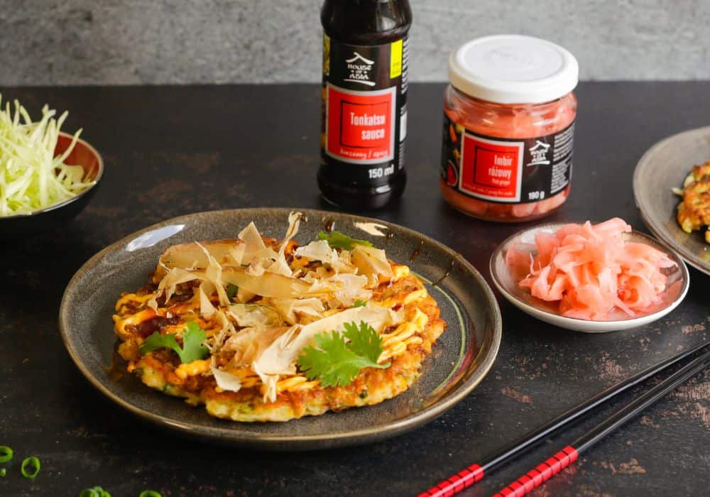 Japońskie placki Okonomiyaki z suszonymi płatkami tuńczyka