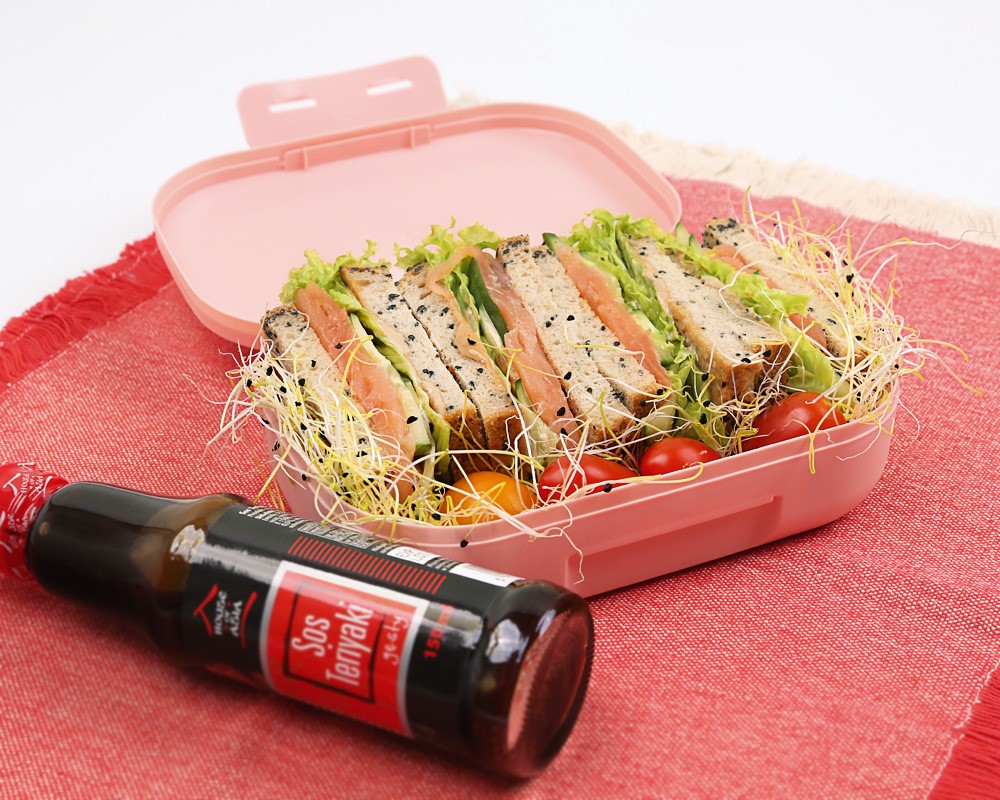 Śniadaniowa kanapka z łososiem i sosem teriyaki