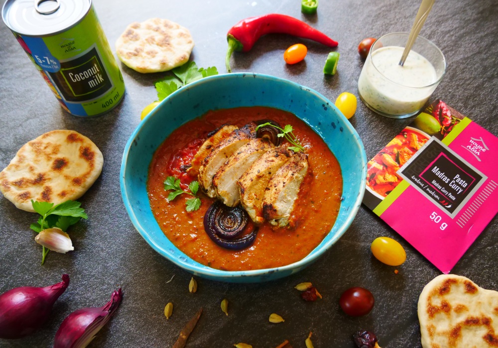 Madras Curry z kurczakiem i domowa pitą