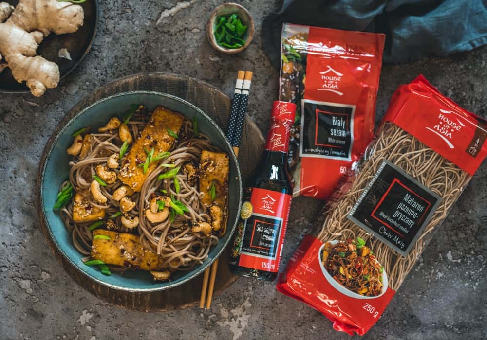 Makaron Chow Mein pszenno-gryczany ze smażonym tofu i nerkowcami