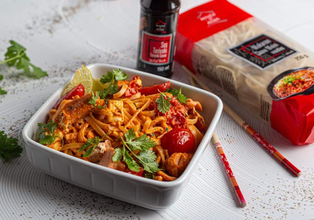 Makaron Chow Mein z pieczonymi warzywami, fetą i łososiem