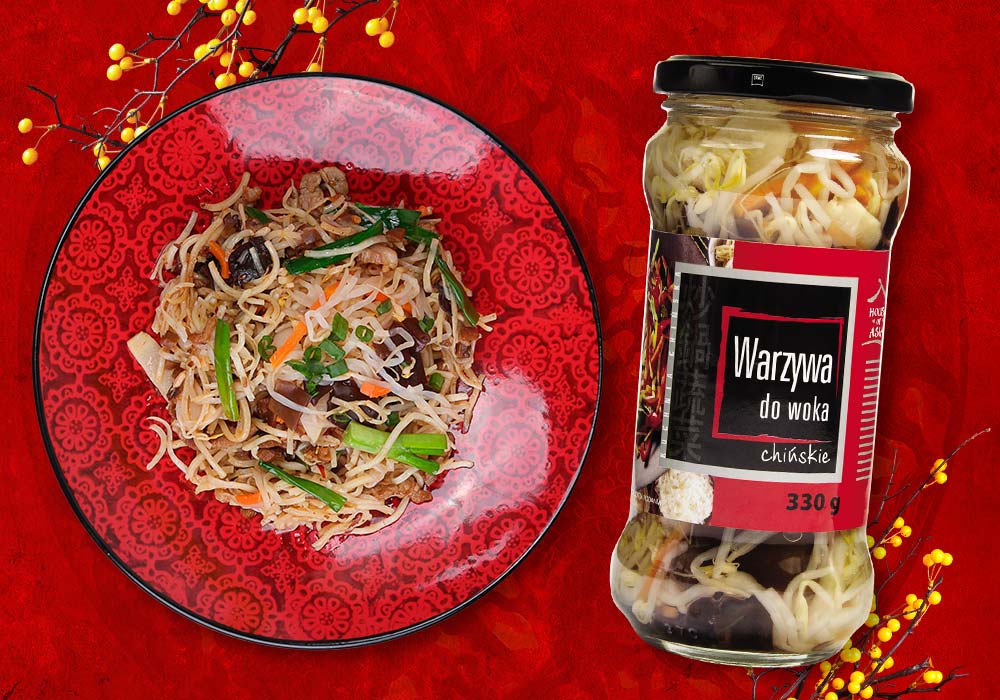 Polędwiczki wieprzowe z makaronem Chow Mein i warzywami