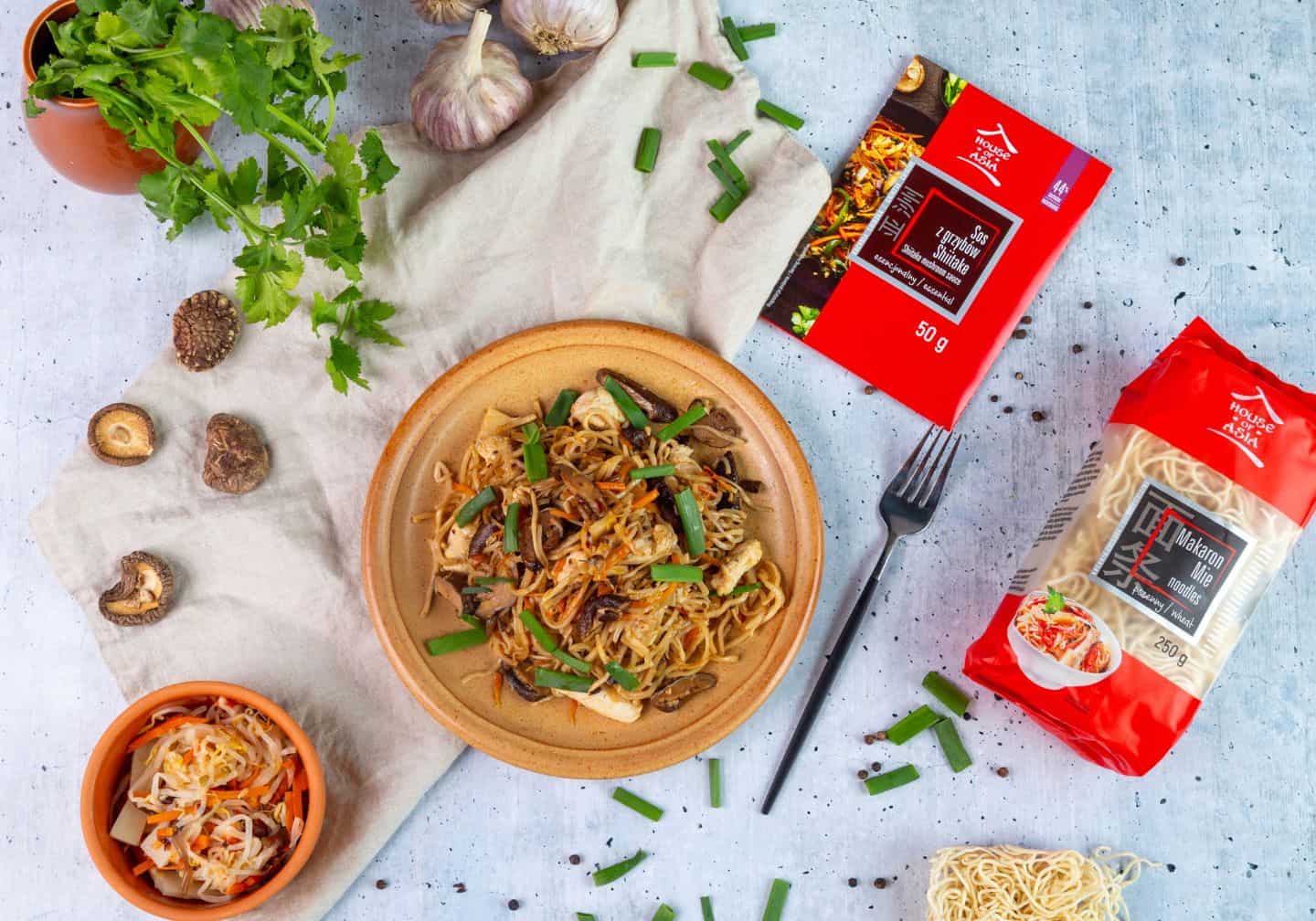 Makaron mie z sosem z grzybów shiitake