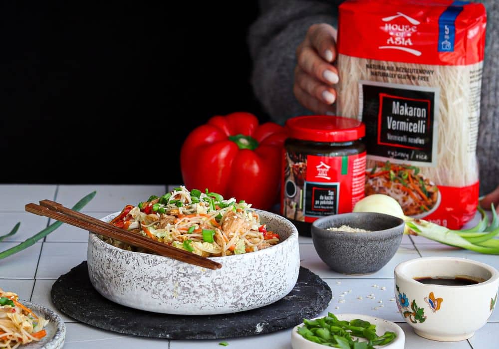 Makaron Vermicelli z kurczakiem i warzywami – przepis Jakjalubiejesc