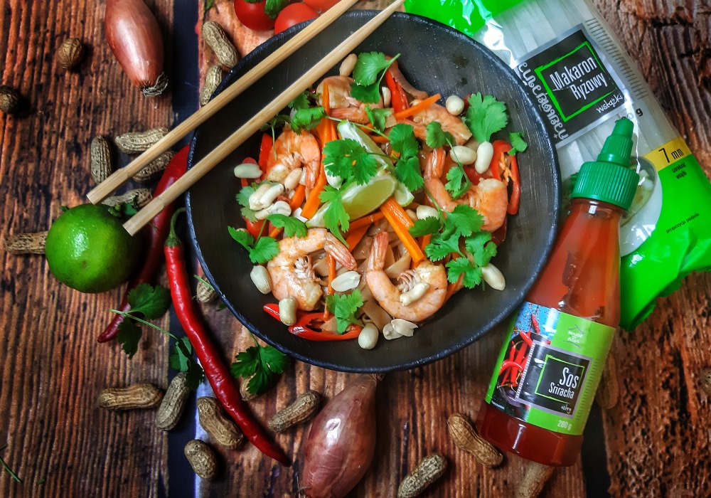 Makaron po tajsku z krewetkami i sosem Sriracha