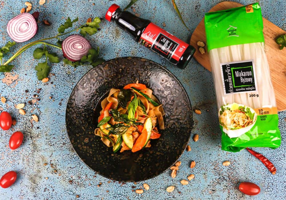 Makaron ryżowy stir-fry z kurczakiem