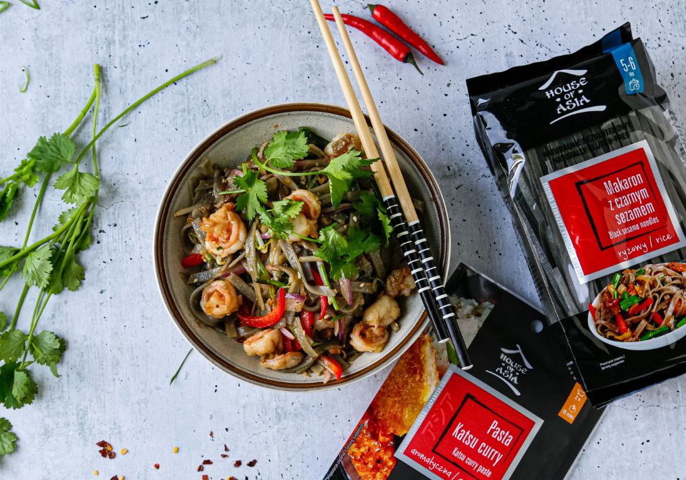 Makaron stir-fry z czarnym sezamem i krewetkami