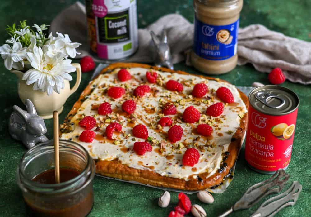 Mazurek z kremem tahini i marakują