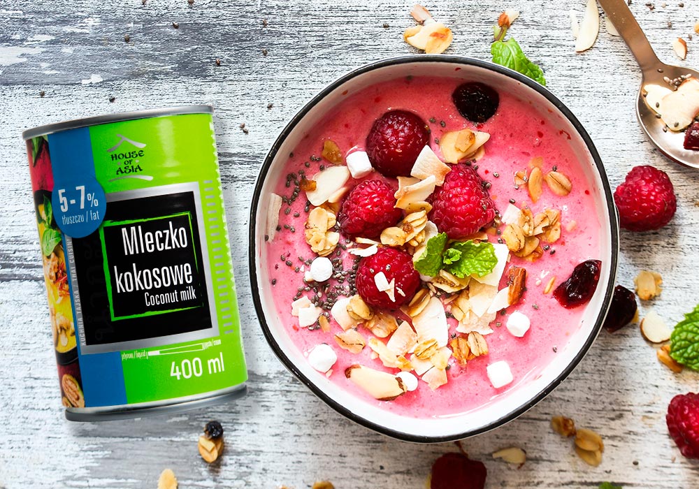 Owsianka z mleczkiem kokosowym malinami i bananami