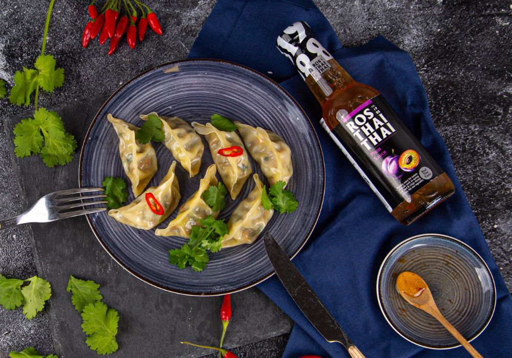 Pierożki Gyoza z mięsem i sosem śliwkowym