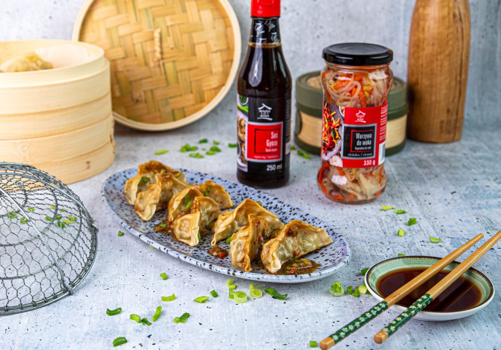 Pierożki Gyoza z wieprzowiną i warzywami do woka