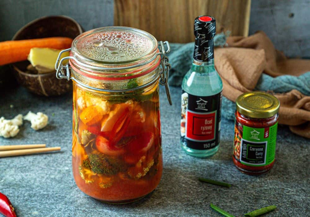 Piklowane warzywa w czerwonej paście curry