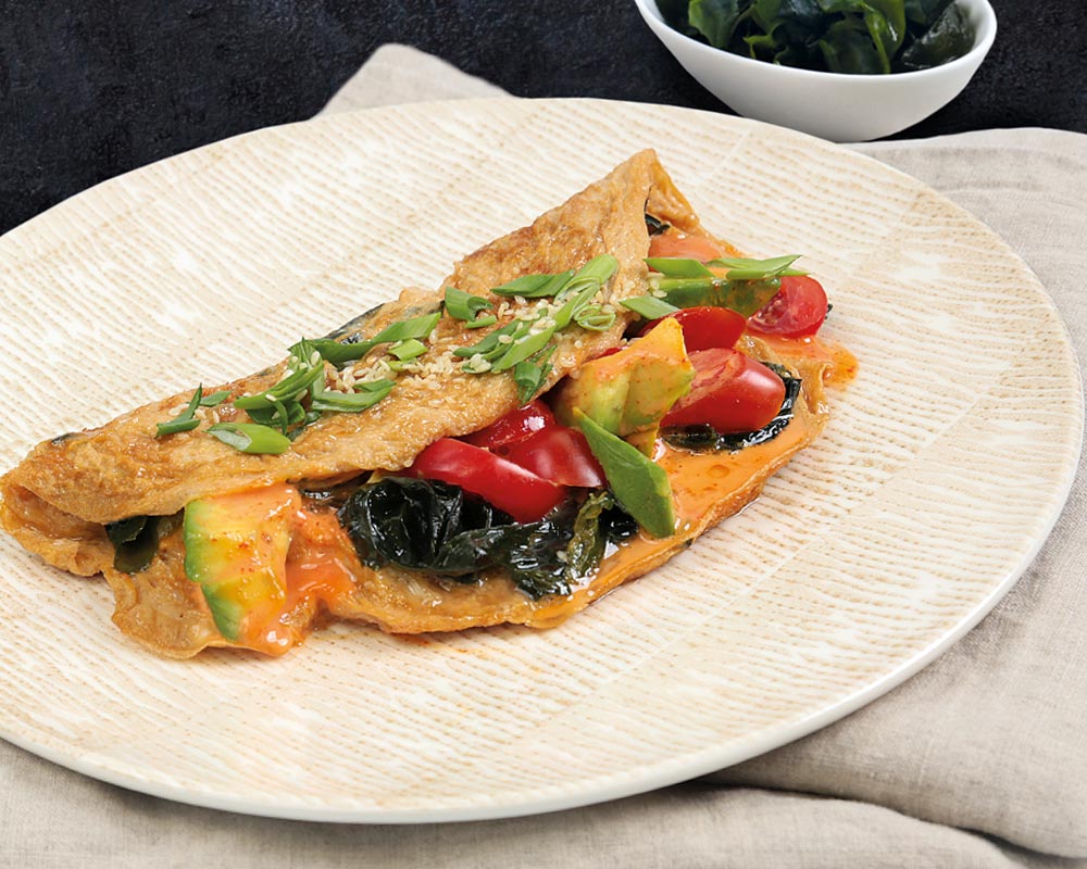 Omlet z wakame, awokado i pomidorkami cherry