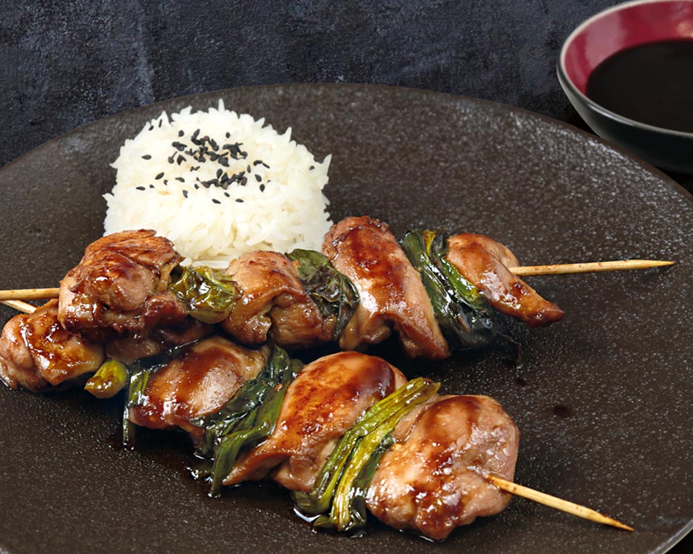 Szaszłyki z kurczaka w sosie teriyaki z dymką