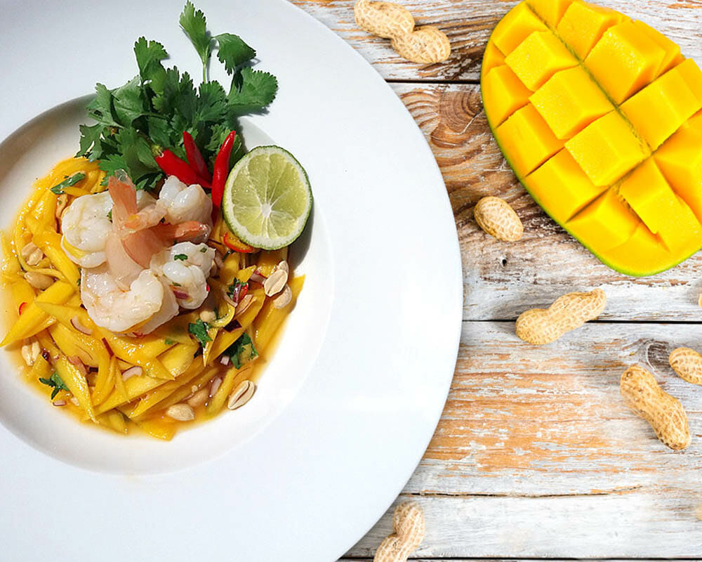 Sałatka z mango, krewetkami, kolendrą i chili