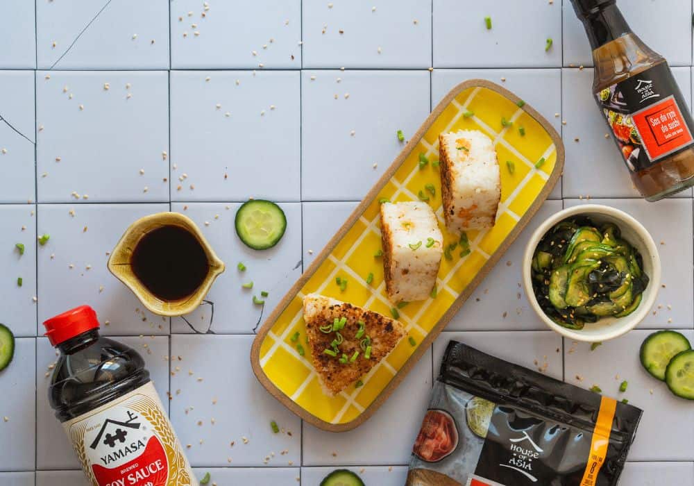 Yaki Onigiri z pastą z łososia i sałatką z ogórka i Wakame