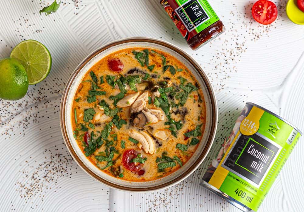 Zupa Tom Yum z kurczakiem i grzybami słomkowymi