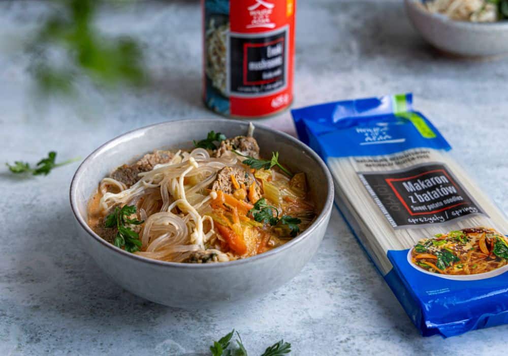 Zupa curry z klopsikami i makaronem z batatów