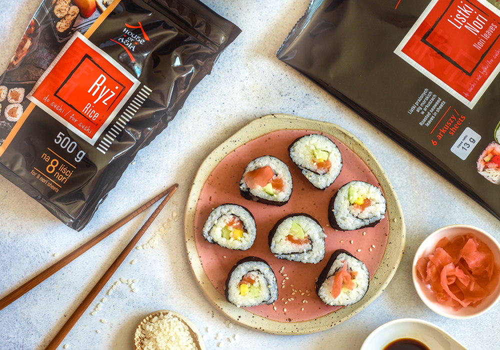 California maki z mango, łososiem i ogórkiem