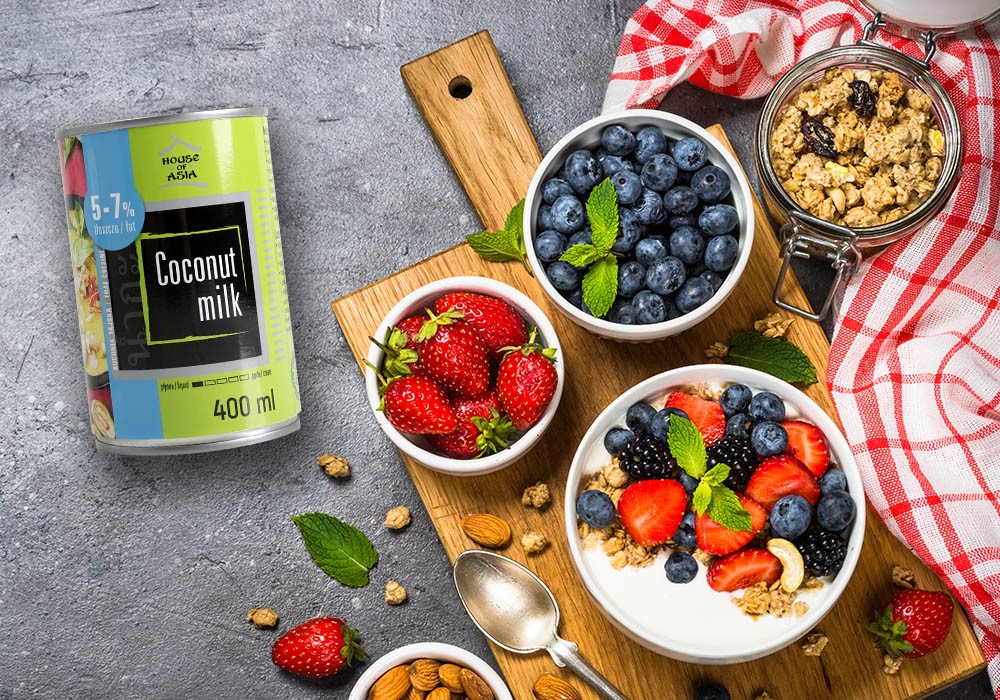 Granola z mleczkiem kokosowym i owocami