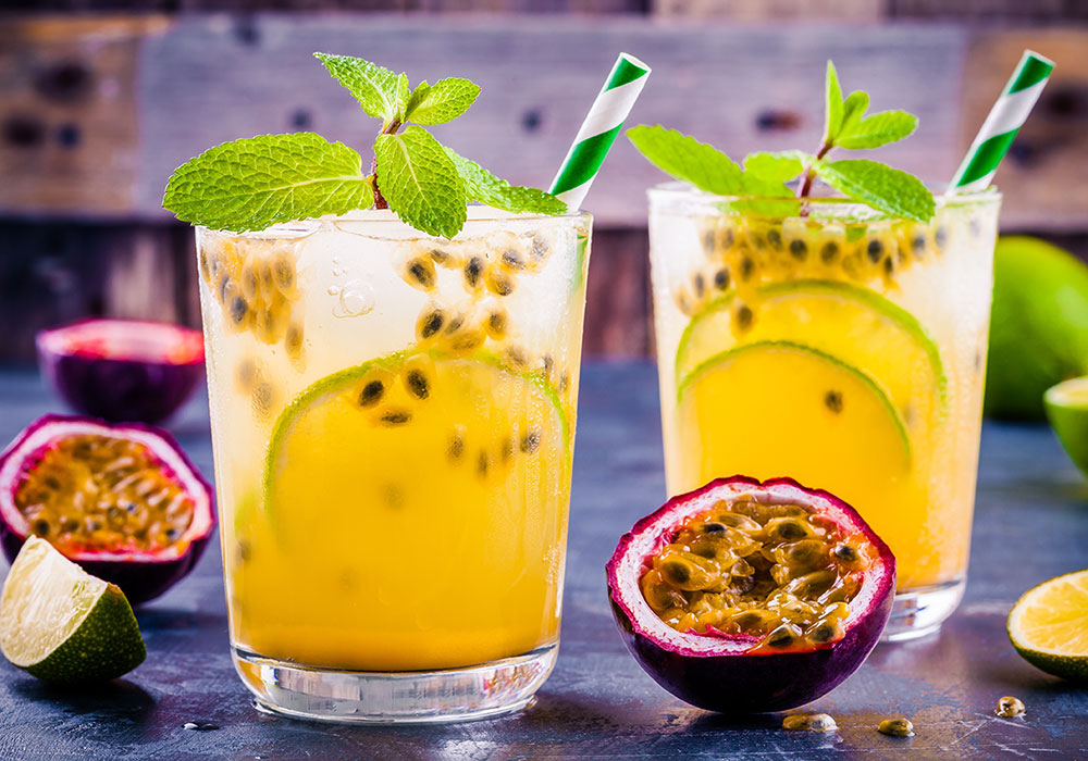 Koktajl z marakują, sokiem z limonki i cukrem kokosowym