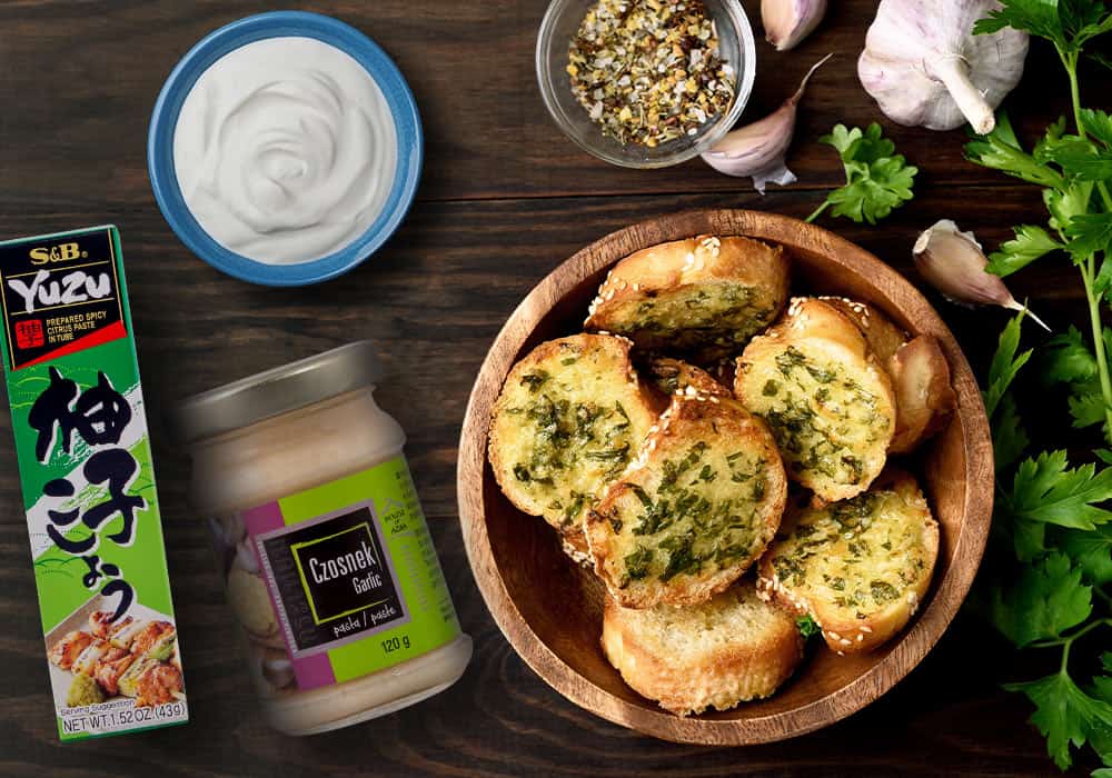 Pieczywo czosnkowe z pastą yuzu