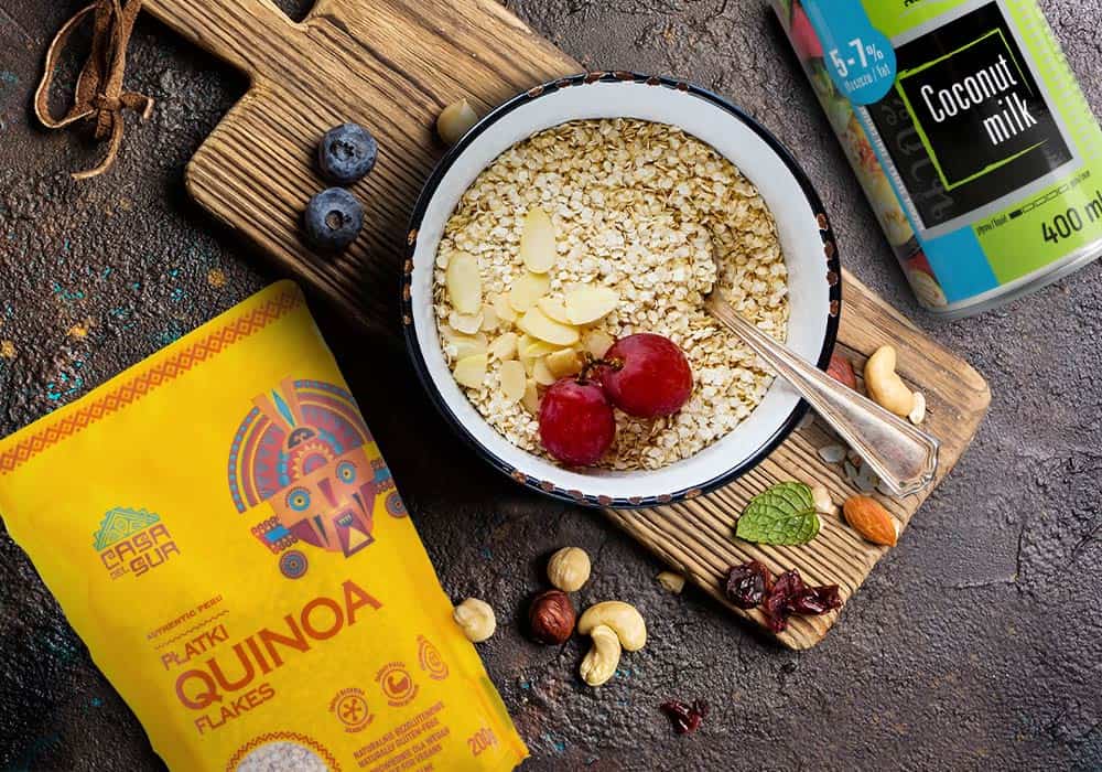 Płatki quinoa z mleczkiem kokosowym i owocami