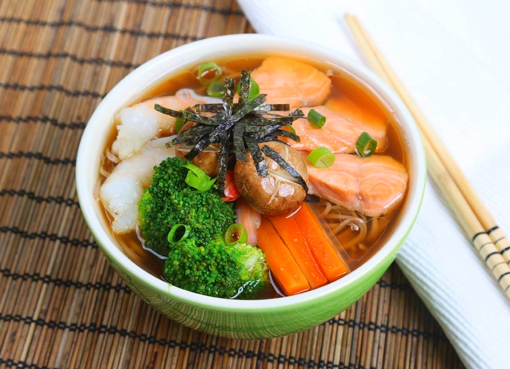 Japoński hot pot z makaronem Udon i krewetkami
