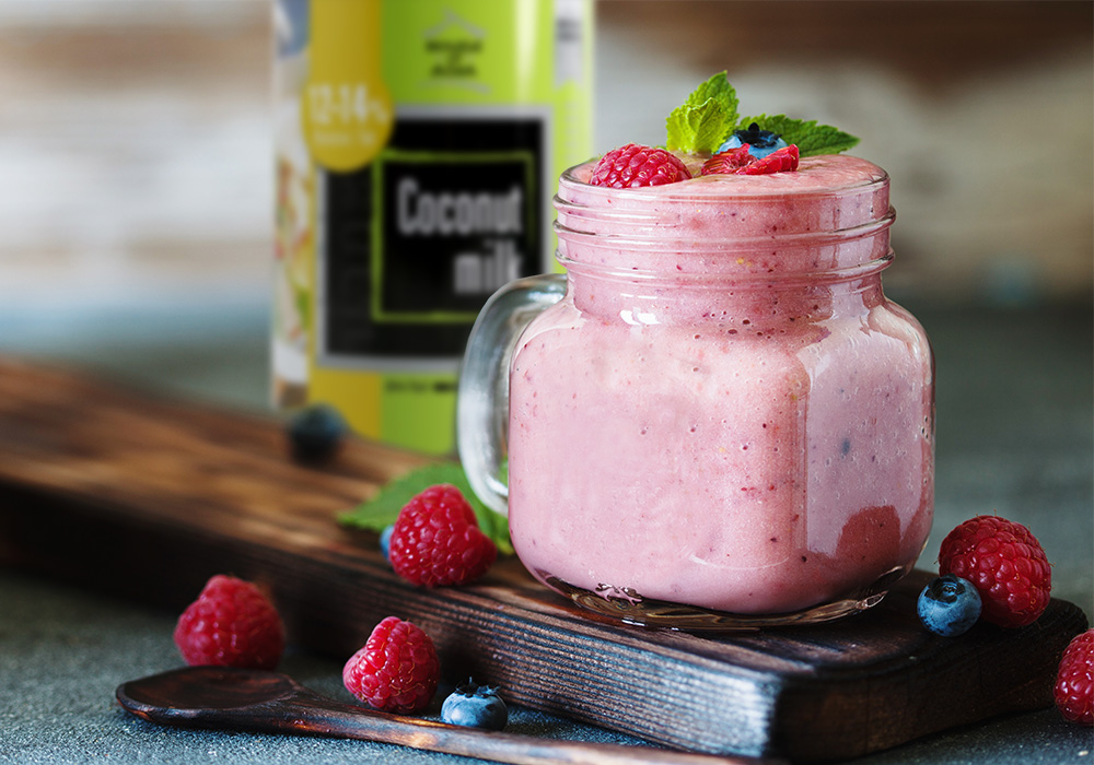 Kokosowe smoothie z malinami i bananem
