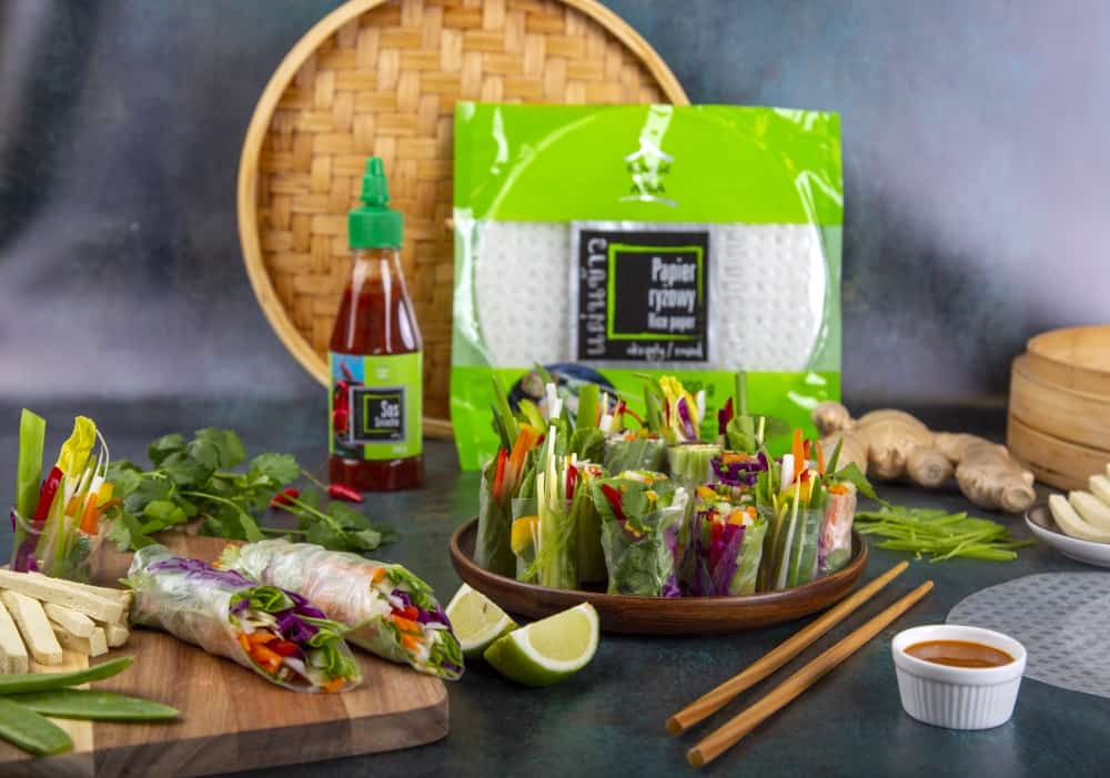 Fresh spring rolls z tofu i sosem orzechowym