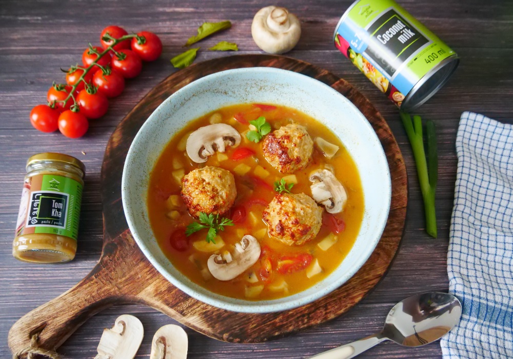Pulpeciki z kurczaka z pastą Tom Kha i mleczkiem kokosowym