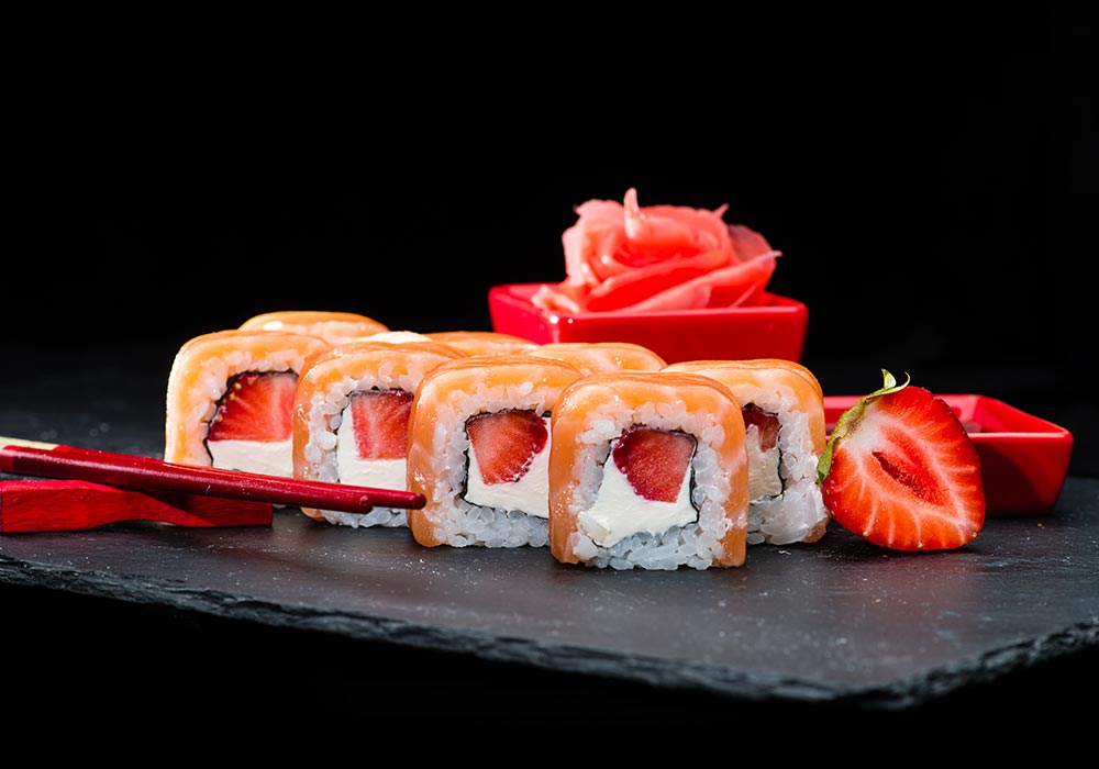 Sushi z truskawkami i łososiem