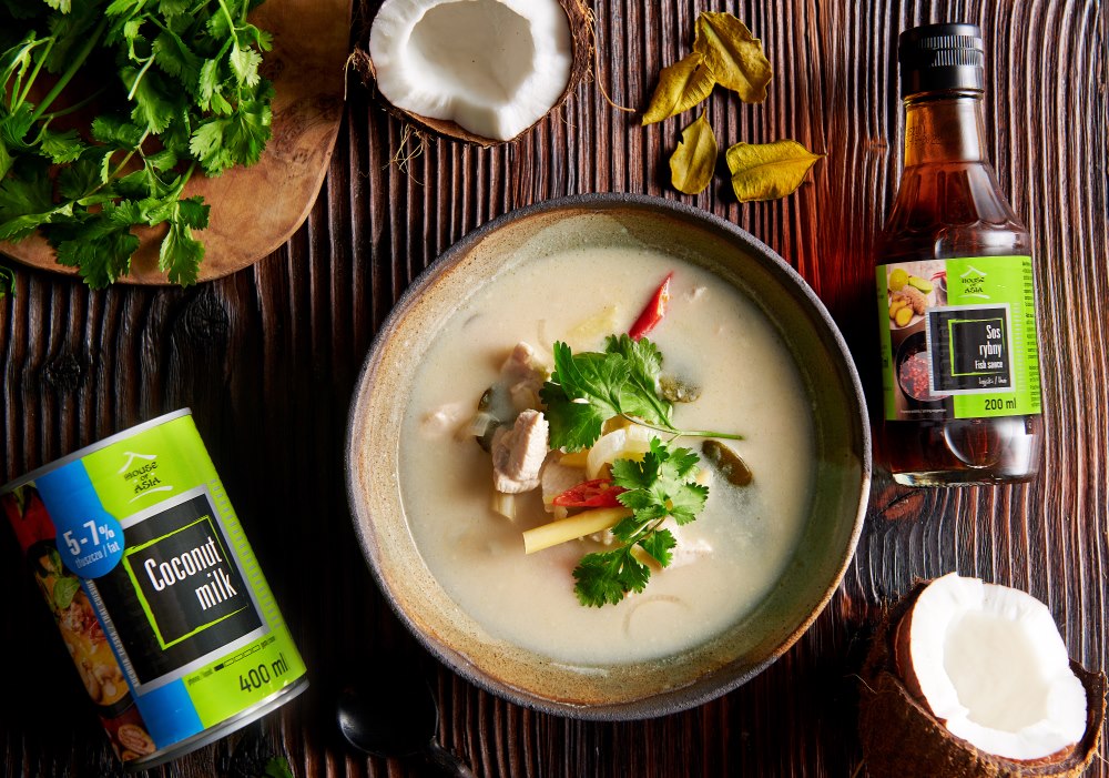Tajska zupa kokosowa Tom Kha z kurczakiem i pieczarkami