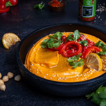 Hummus z pastą curry i pieczoną papryką